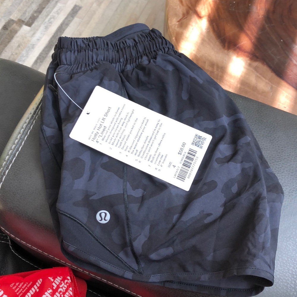 Lululemon Hotty Hot LR Short 4” Lined Black Camo